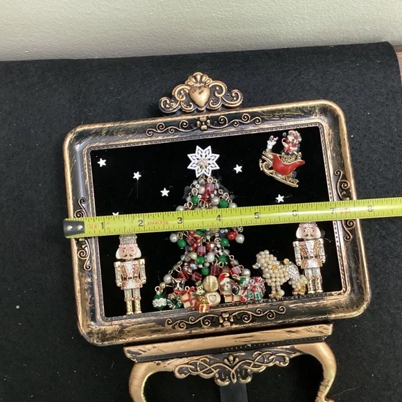 Hand crafted Christmas tree vintage upcycled jewelry art framed mantelpiece - Picture 8 of 8